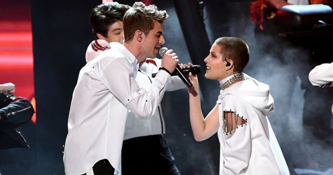 American Music Awards: The Chainsmokers and Halsey Perform "Closer" With Travis Barker
